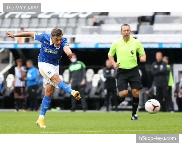 点球击中门框后球是否仍有效?规则解读与判罚逻辑分析 点球击中门框后球是否仍有效?规则解读与判罚逻辑分析