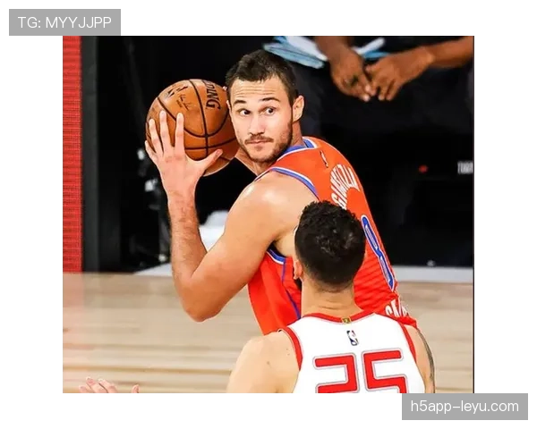 卢尔邓突破解包压制对手，提升球队关键时刻得分效率