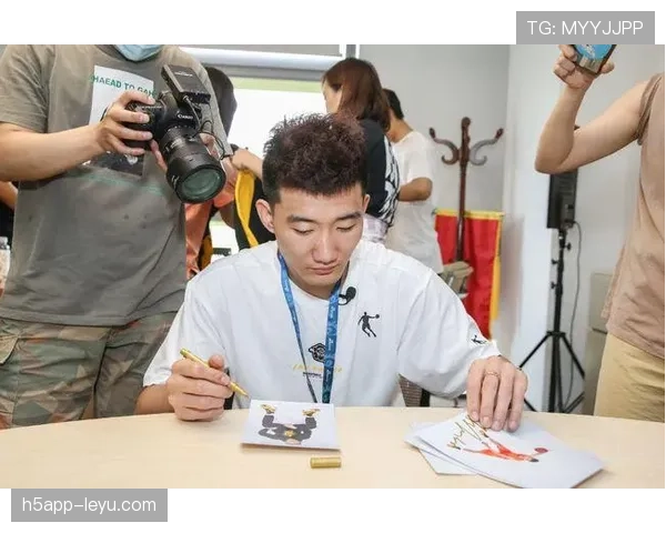 孙铭徽笑得像隔壁老弟，刷出来的日常细节像土豪拍的纪录片