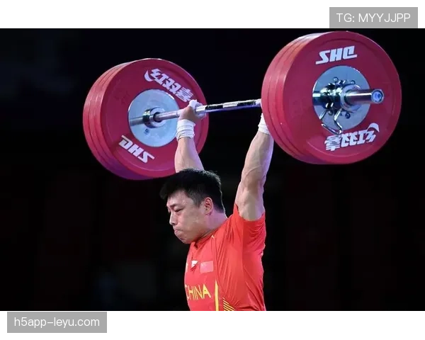 谌利军这训练强度，一天三练完还啃鸡胸肉，真不怕噎着？