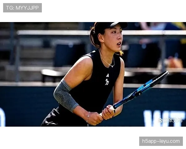 王欣瑜机场随手拎的包，估计我得存好几年